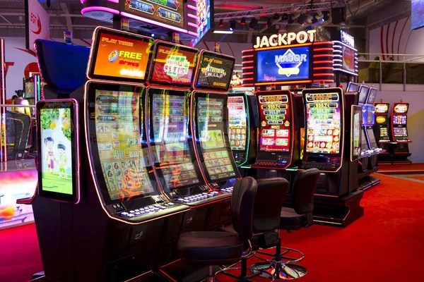 Dice game interface on super33 platform showing roll outcomes and payout tables
